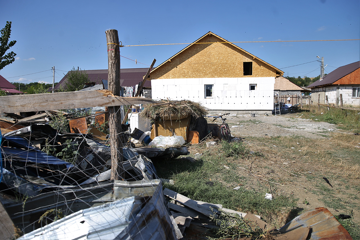 VIDEO | În cartierul dintr-un oraş vasluian unde străzile n-au nume și politicienii nu vin nici în campanie electorală oamenii au făcut, împreună, să răsară o casă