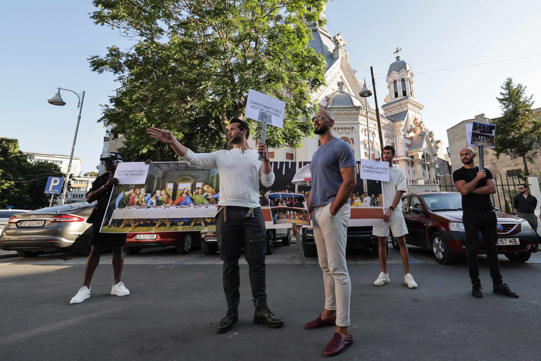 Frații Tate, judecați pentru viol și trafic de persoane, protest în fața Ambasadei Franței pentru „susținerea creștinismului”. Ce i-a deranjat?