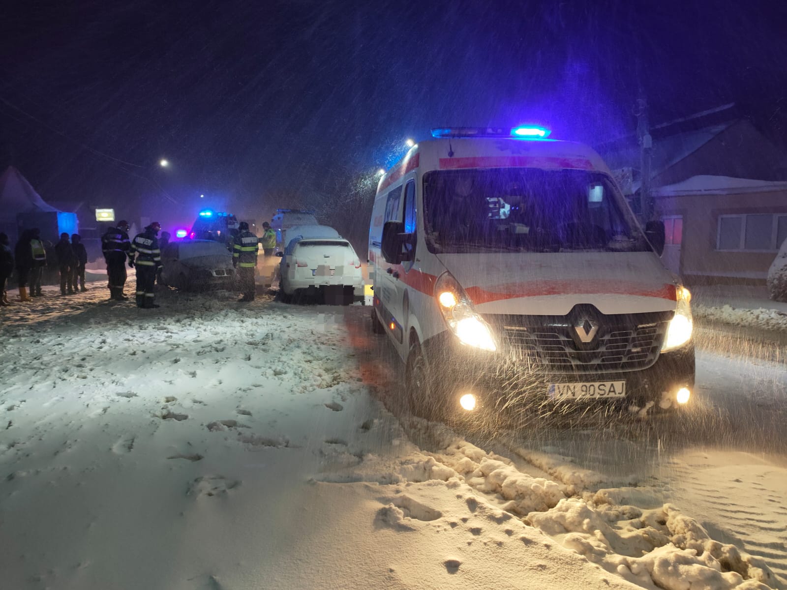 Ambulanță care transporta un pacient la spital, blocată în drum din cauza unui TIR derapat pe șosea, în Vrancea