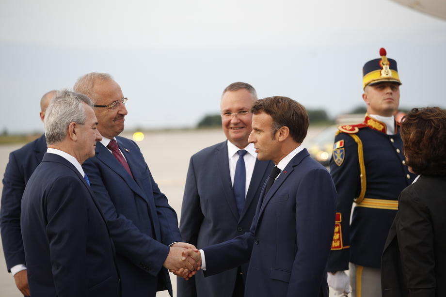 Emmanuel Macron a ajuns la baza Kogălniceanu marți seară. Miercuri dimineață se întâlnește cu Klaus Iohannis