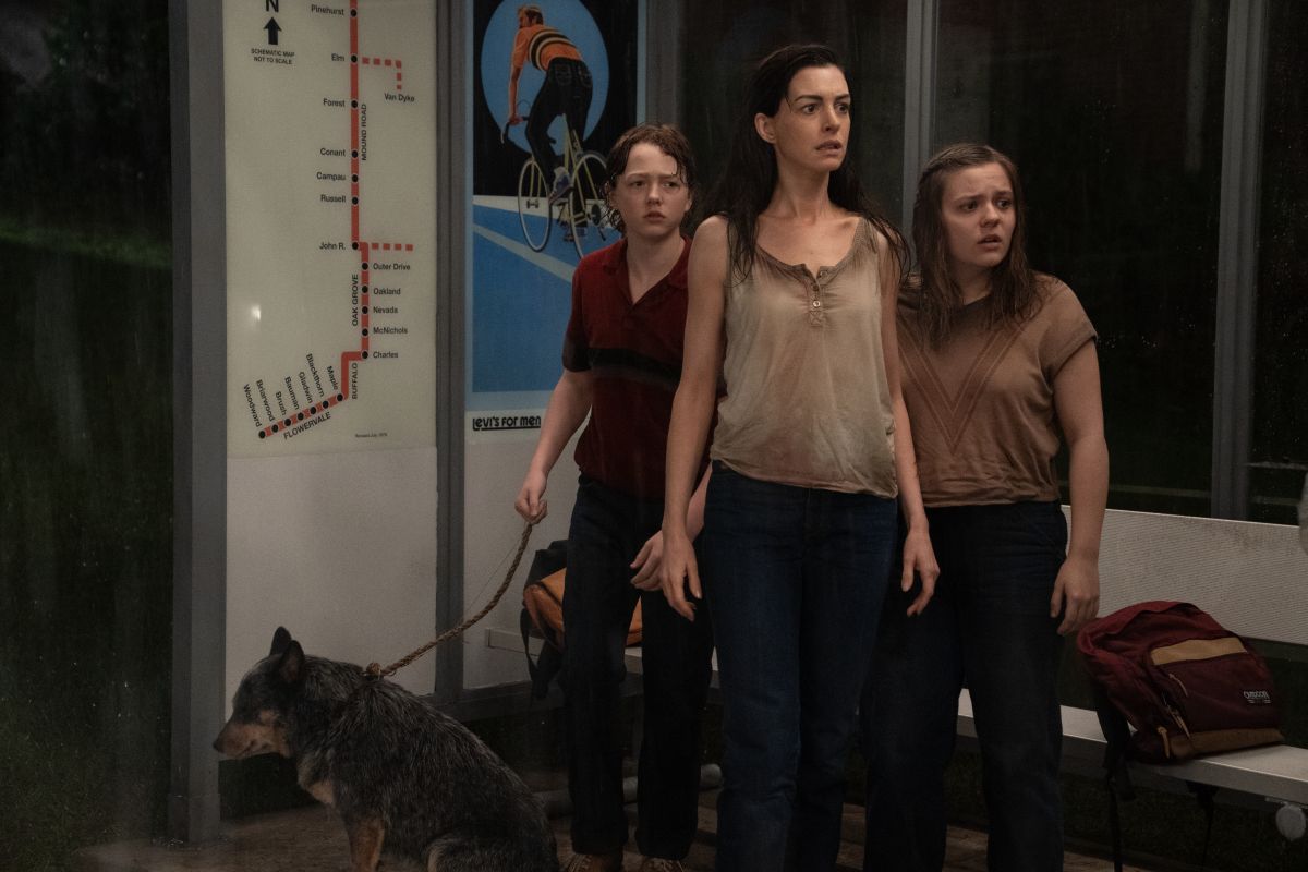 Anne Hathaway, despre „întâlnirea” cu dinozaurii. Cum apare actrița în filmul „Capătul Străzii Stejar”