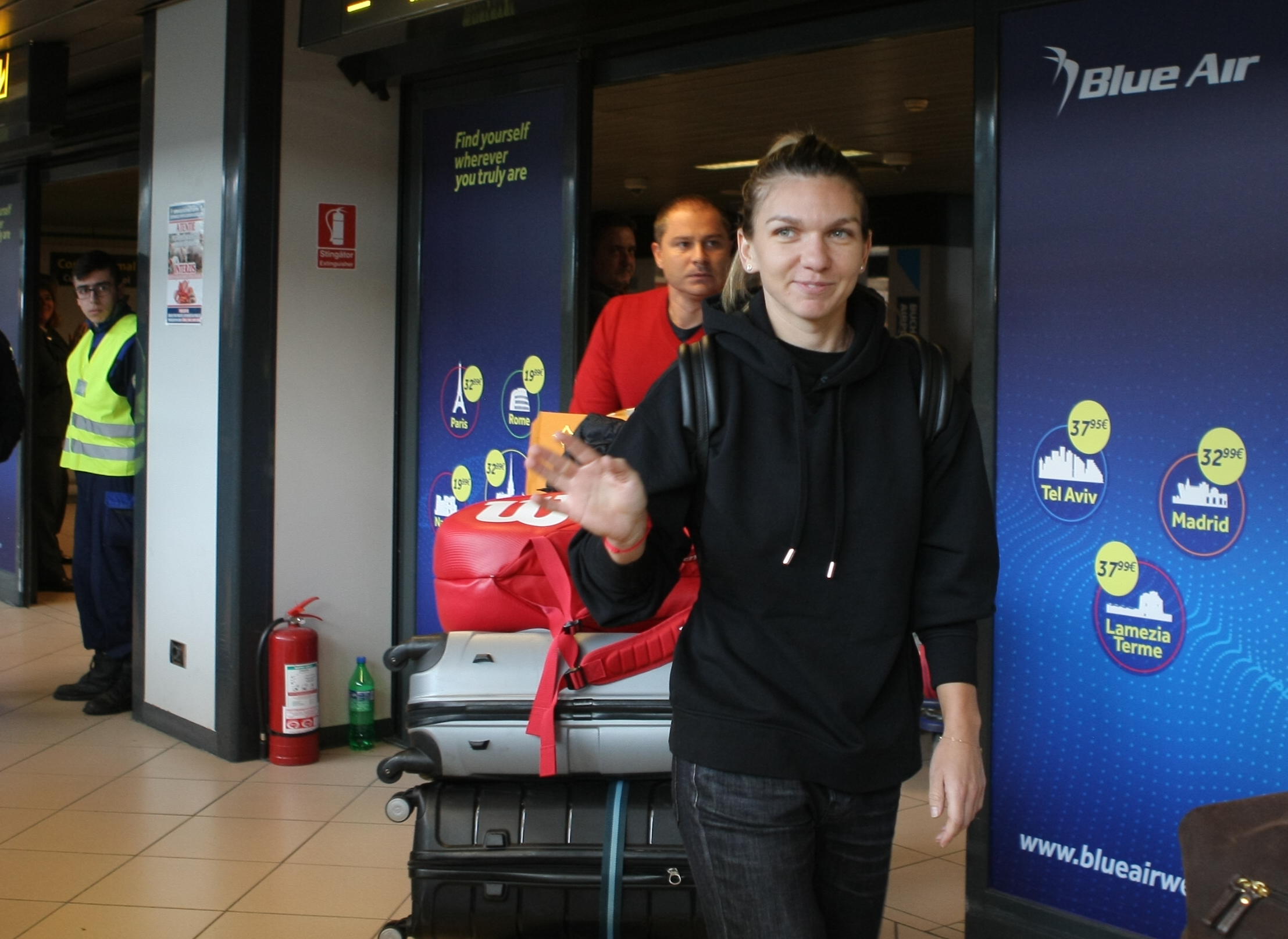 Simona Halep s-a întors acasă supărată și accidentată. A refuzat primirea la Salonul Oficial. Îmbulzeală la aeroport / GALERIE FOTO