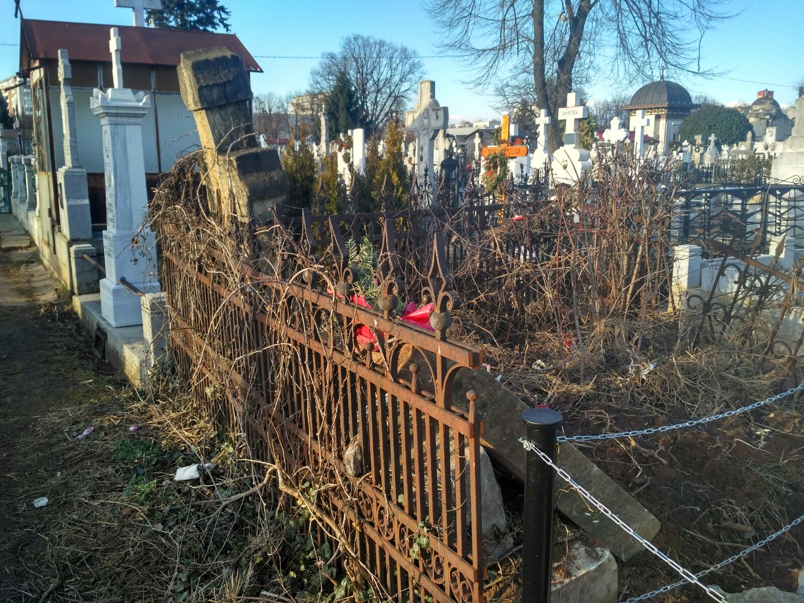 REPORTAJ / Morminte la preț de garsonieră, în Ploiești. Cum arată un loc de veci de 5.000 de euro/ VIDEO&FOTO