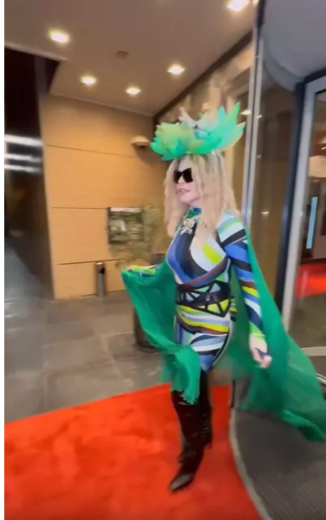 Loredana Groza, apariție spectaculoasă la Mamaia. Artista a cântat suspendată deasupra publicului, într-o ținută excentrică. „Ce regină!”