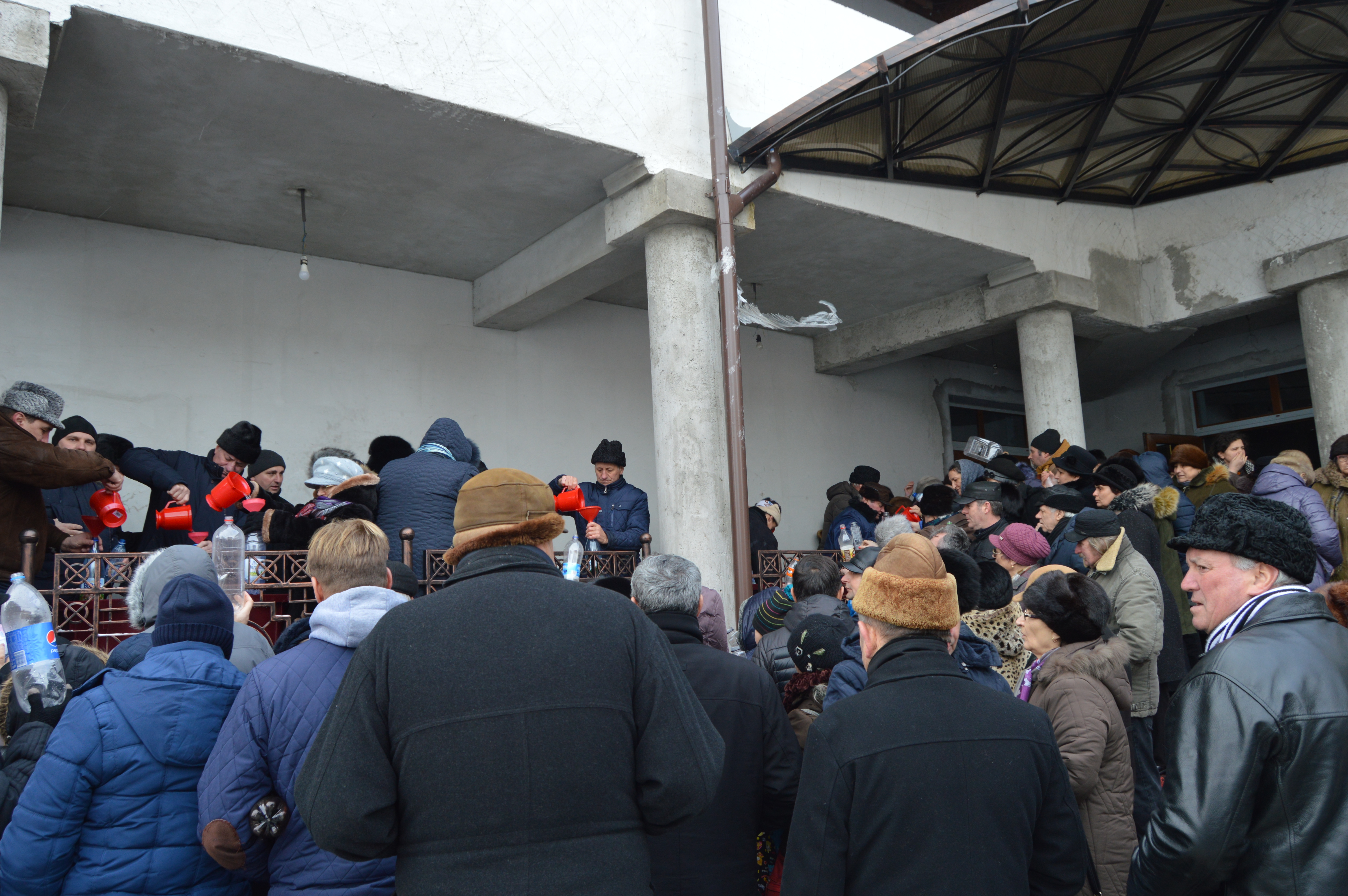 VIDEO&FOTO/ Scandal la împărțitul aghesmei, la biserica ctitorită de Ștefan cel Mare în Vaslui: "Unii au venit cu sticle de 5 litri, parcă fac borș cu agheasmă"