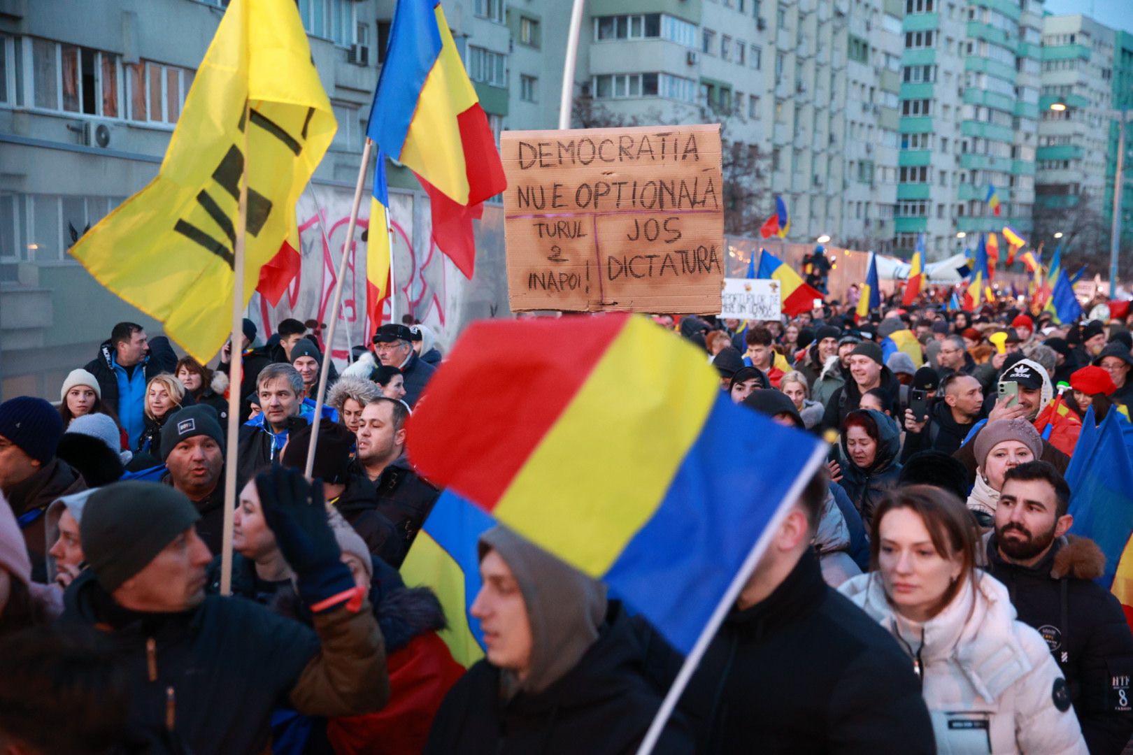 LIVE TEXT: Zeci de mii de oameni la protestul organizat de AUR în București. Mai mulți protestatari aveau asupra lor cuţite, bricege și substanţe interzise