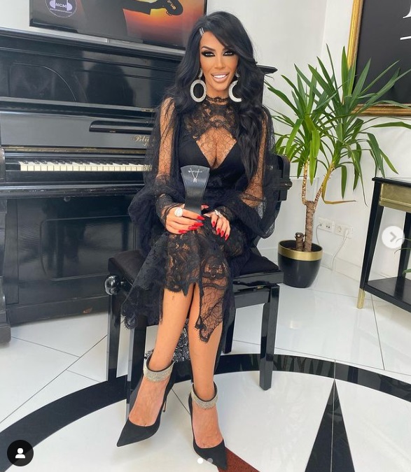 Viața extravagantă a Ralucăi Bădulescu: „Prefer să mănânc covrigi și să îmi cumpăr piese vestimentare scumpe”. Are 47 de ani
