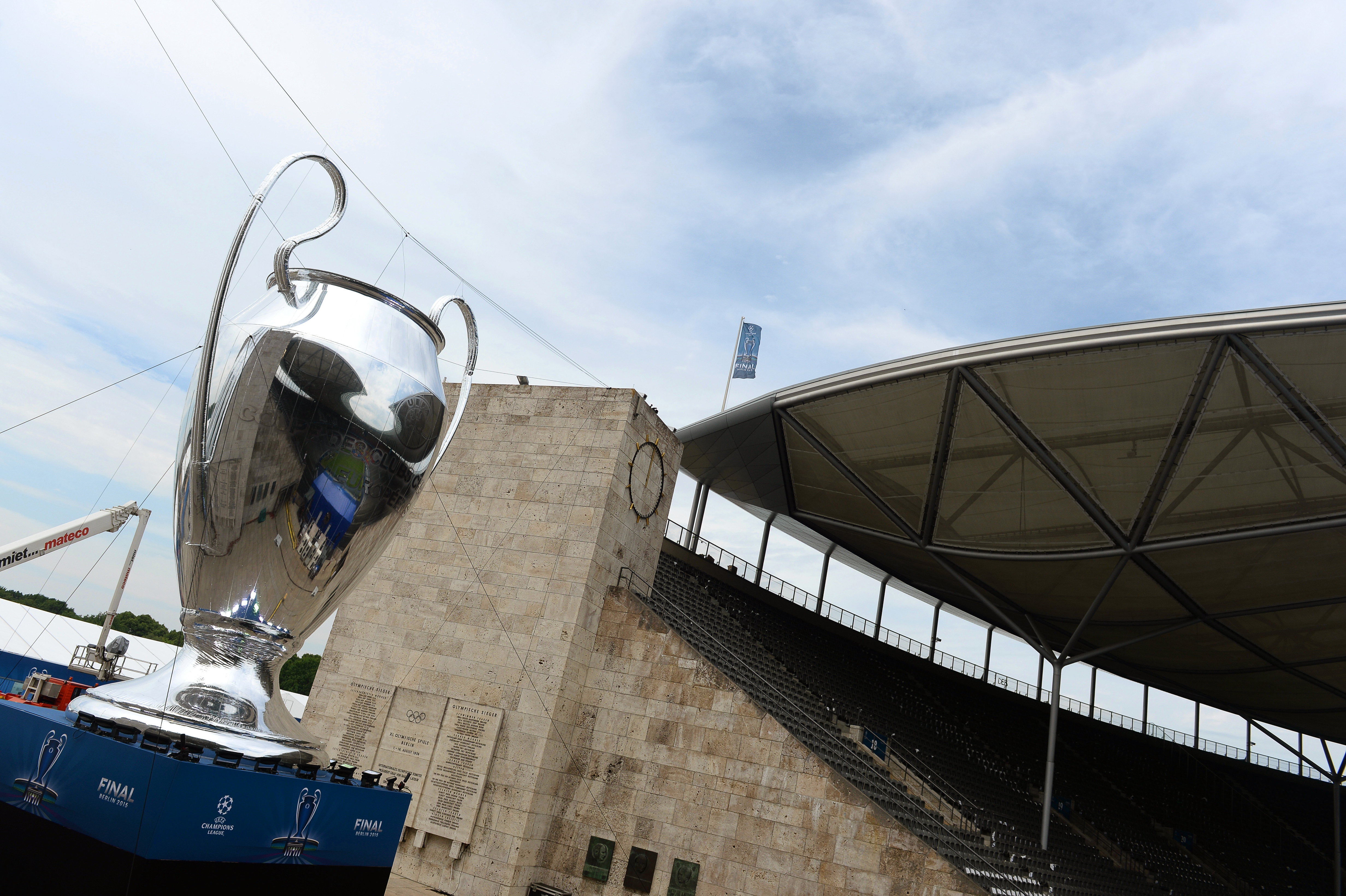 LIGA CAMPIONILOR. JUVENTUS TORINO - FC BARCELONA 1-3. ^Finală de vis! "Extratereştrii" au cucerit pentru a cincea oară cel mai râvnit trofeu european la nivel de cluburi şi au realizat a doua triplă din istoria clubului: campionat, Cupa Spaniei, UCL / LIVE BLOG