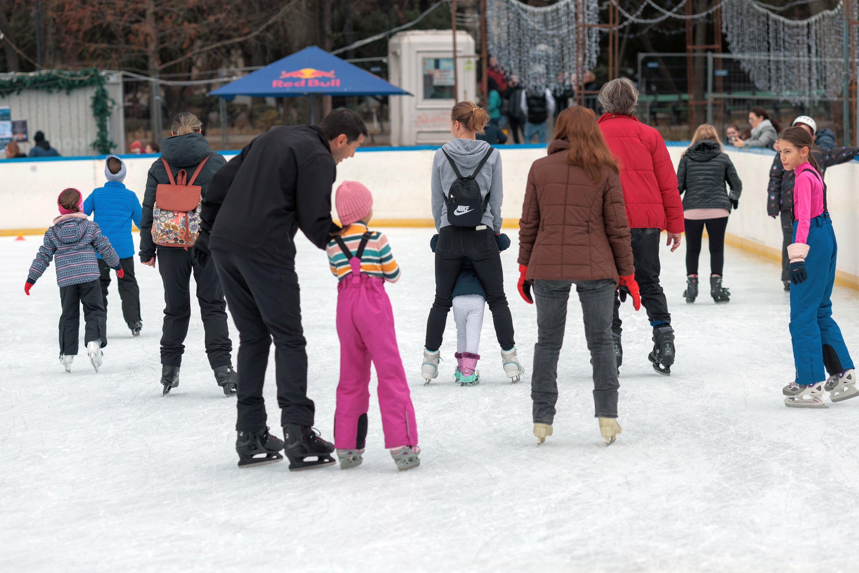 Unde patinăm în București? Patinoarul din Parcul Cișmigiu este cel mai mare, dar și cel mai scump. Care sunt alternativele | FOTO
