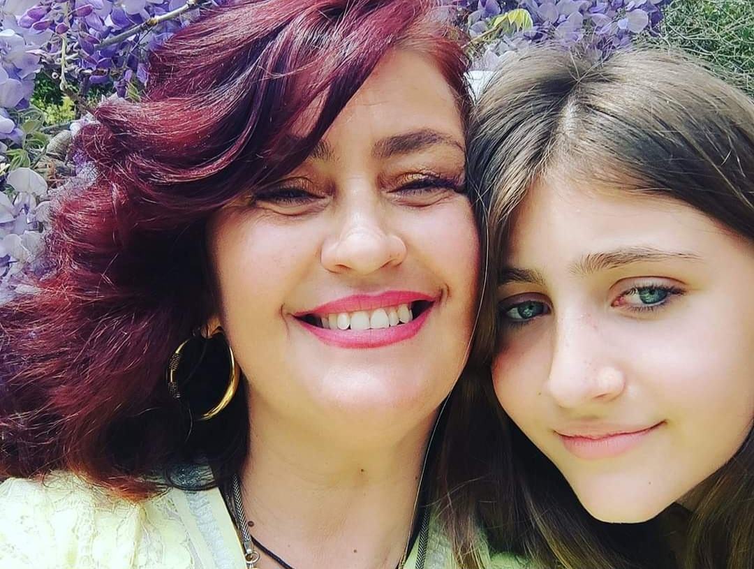 Sumayla, fiica Ronei Hartner, a împlinit 18 ani și s-a întors în Franța. Seamănă leit cu mama ei