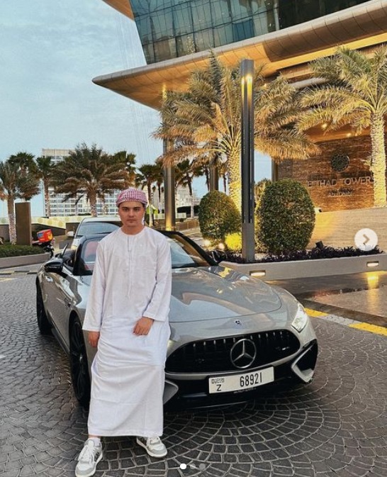 Imagini din vacanța de lux a lui Selly în Emiratele Arabe. S-a cazat la un hotel de cinci stele și conduce o mașină de peste 200.000 de euro