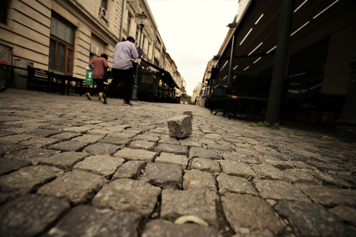 A plecat primarul, au plecat și muncitorii. În Centrul Vechi se lucrează la schimbarea pavajului doar când e Nicușor Dan prin zonă