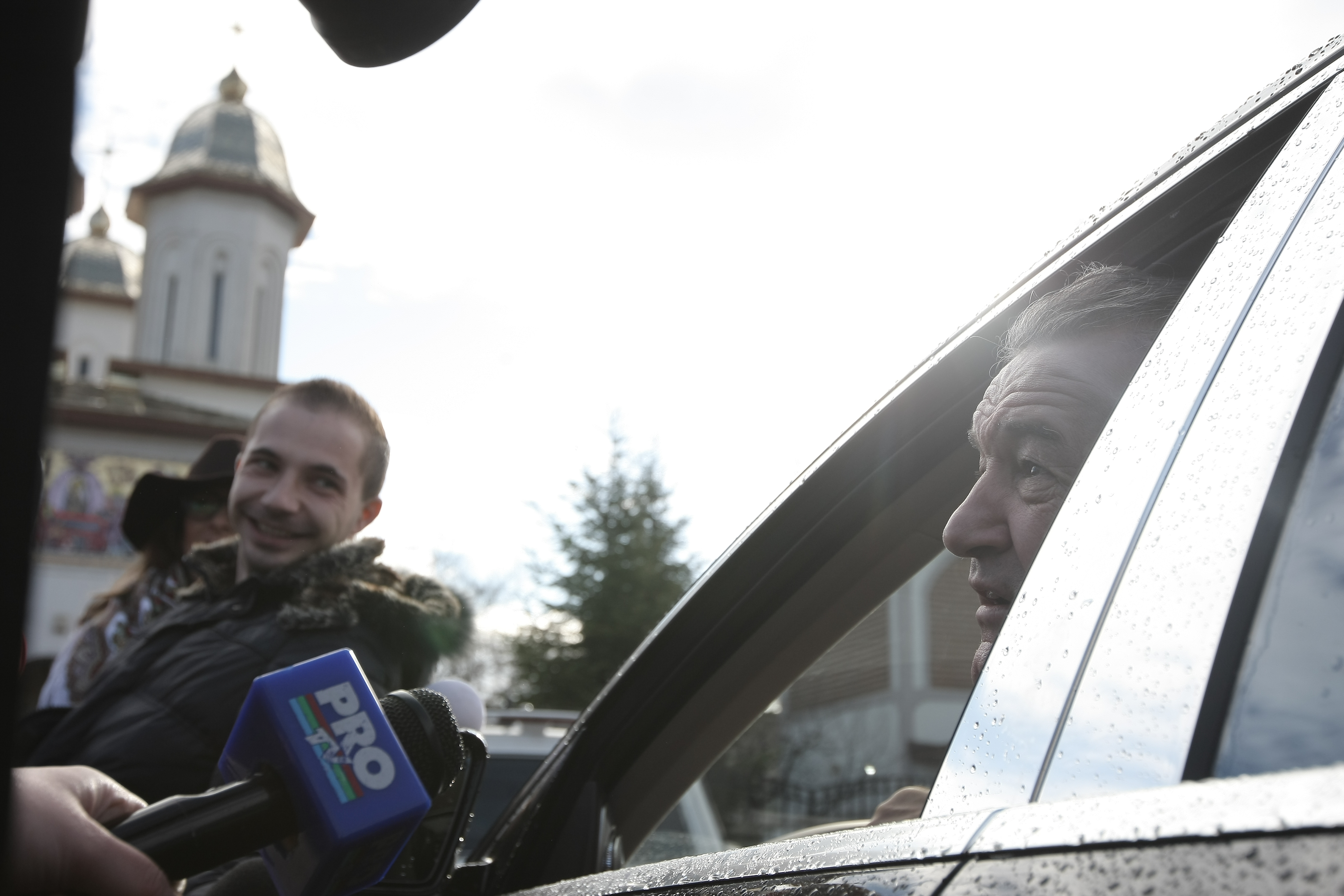 Rugă pentru titlu! Steliștii, cu autocarul la biserică! ^Gigi a apărut cu un Maybach nou! ”MM Stoica va fi eliberat luni”/ FOTO&VIDEO