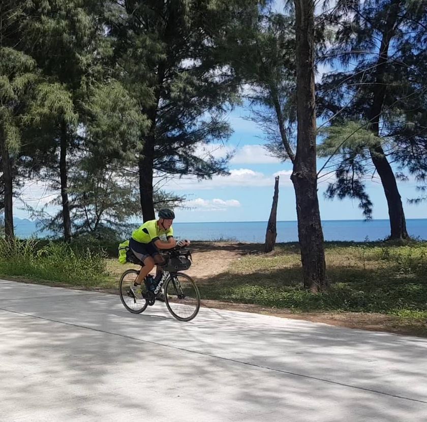 FOTO | Un student britanic de 18 ani a devenit cea mai tânără persoană care a făcut înconjurul lumii pe bicicletă