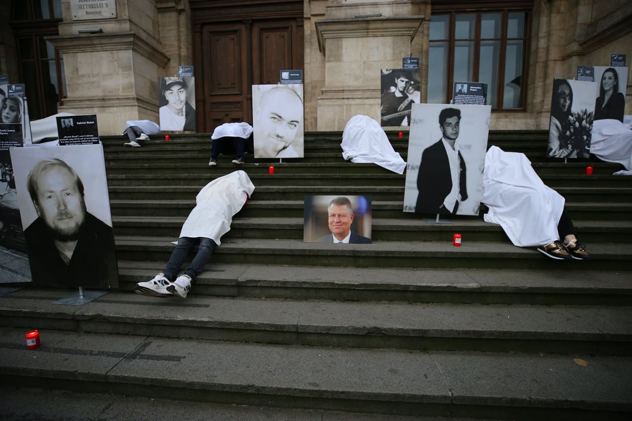 Protest la Curtea de Apel: rudele victimelor din Colectiv, acoperite cu cearșafuri albe, lângă fotografiile cu cei dragi