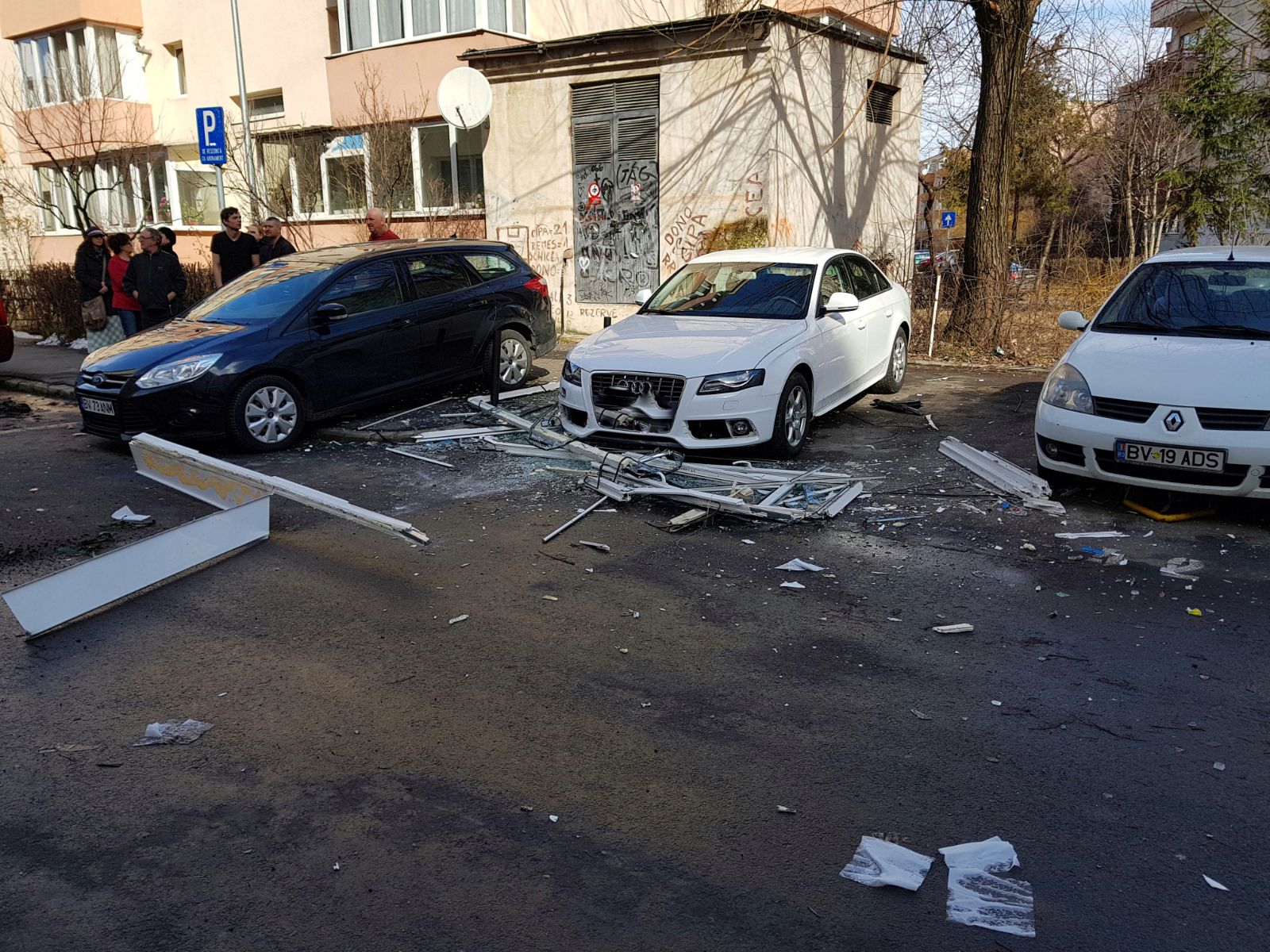 Explozie într-un apartament din Braşov. O persoană a suferit arsuri, iar o femeie un atac de panică/ FOTO&VIDEO