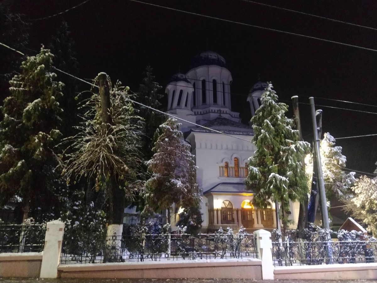 Ilustrată din Cernăuți, orașul meu, unde doar copiii se mai bucură sincer de prima zăpadă