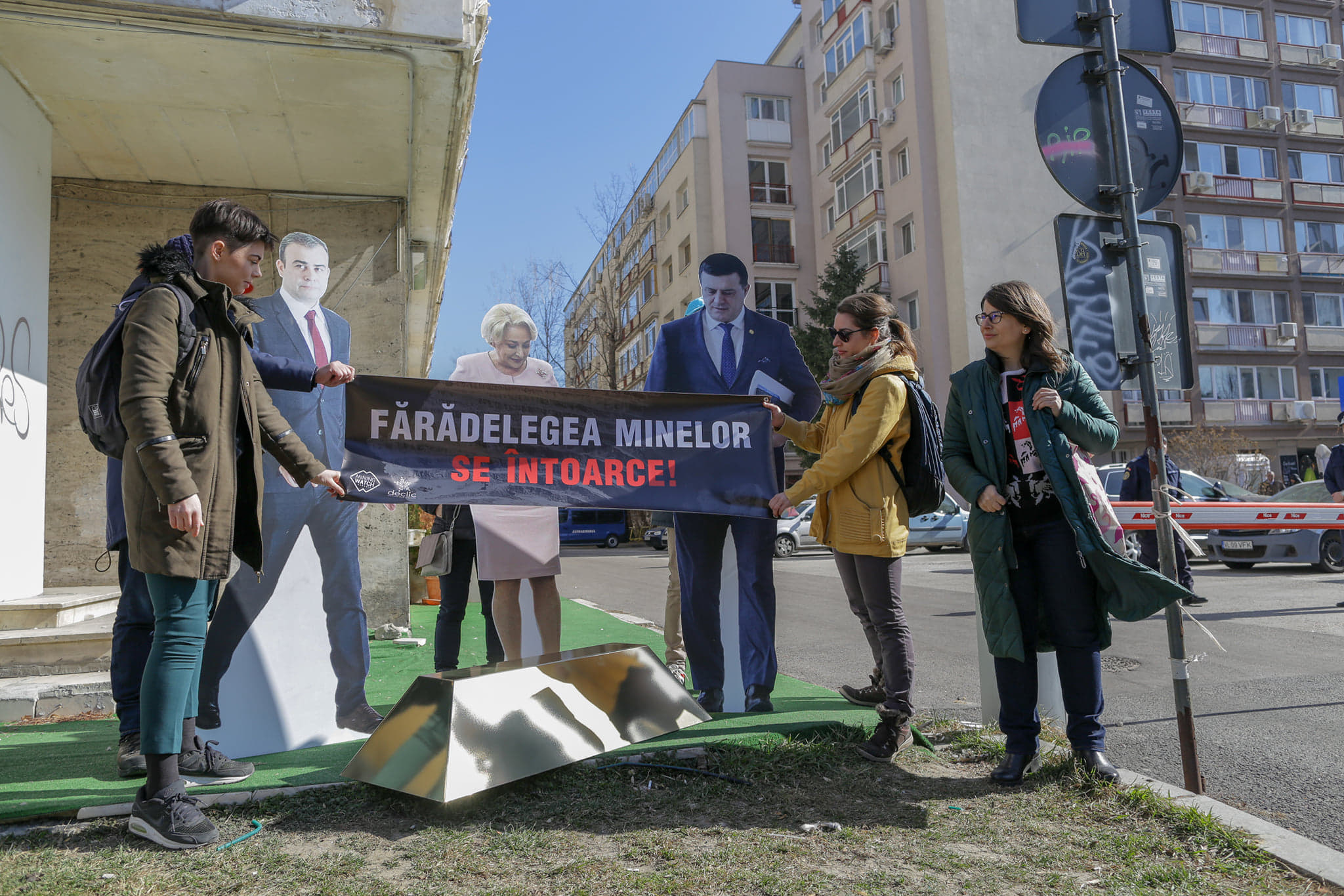 UPDATE: Lingou uriaș, adus în semn de protest la Ministerul Economiei. Activiștii nu au fost primiți la discuții de Niculae Bădălău / FOTO&VIDEO