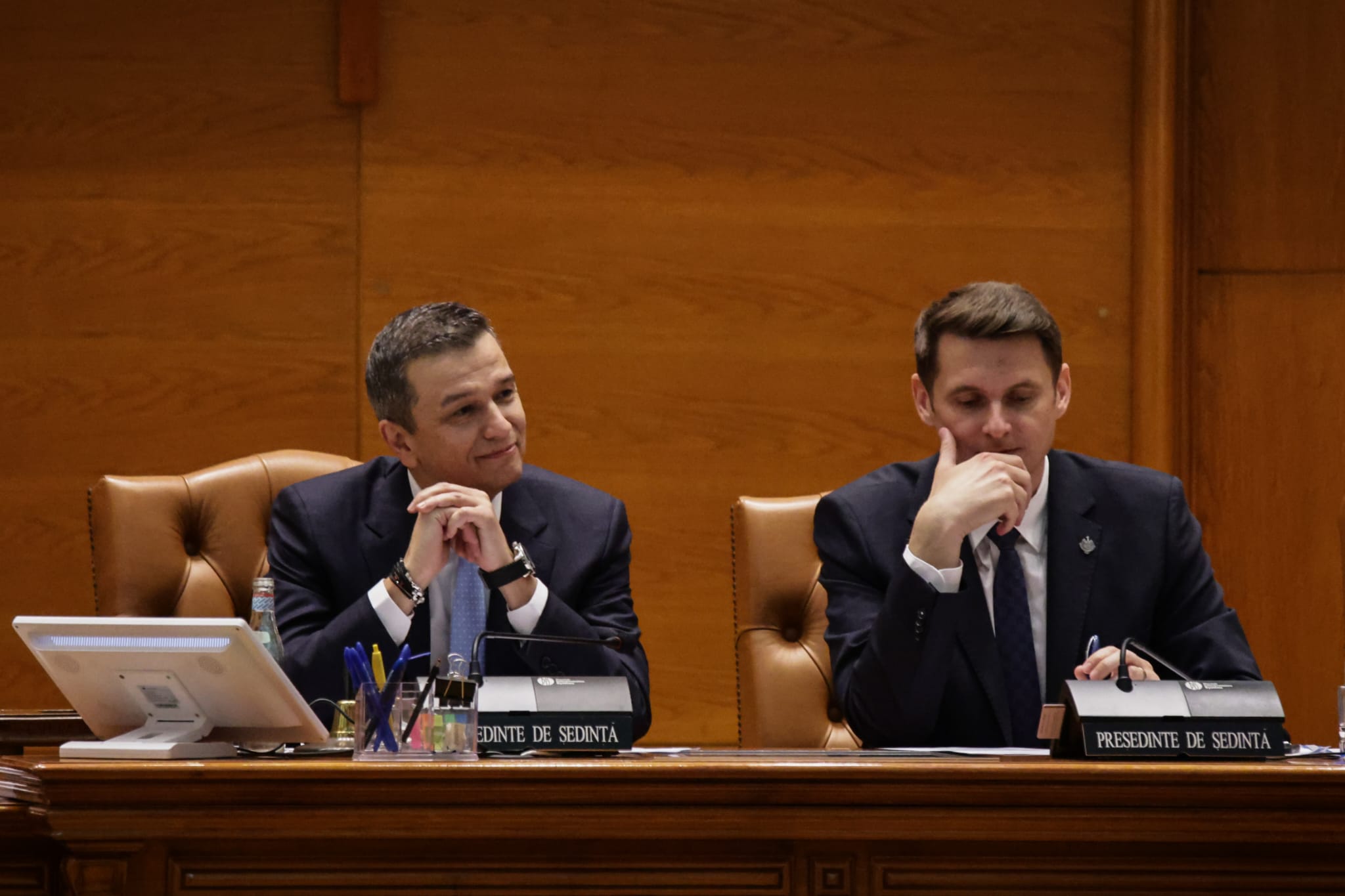 Ce nu s-a văzut la televizor în timpul votului moțiunii de cenzură împotriva Guvernului Bolojan. Negocieri în șoaptă, telefoane pe fugă și calcule la limită