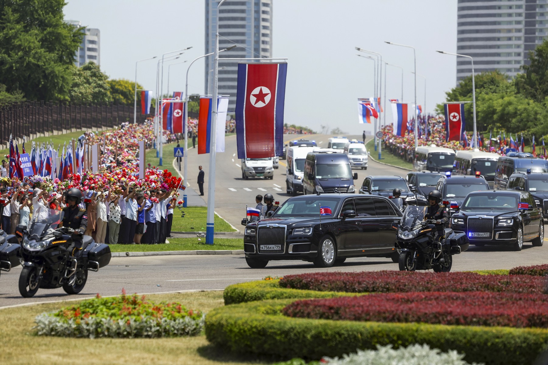 Vladimir Putin, primit cu pompă la Phenian: mii de nord-coreeni, inclusiv copii, au pus în scenă un spectacol pentru dictatorul rus