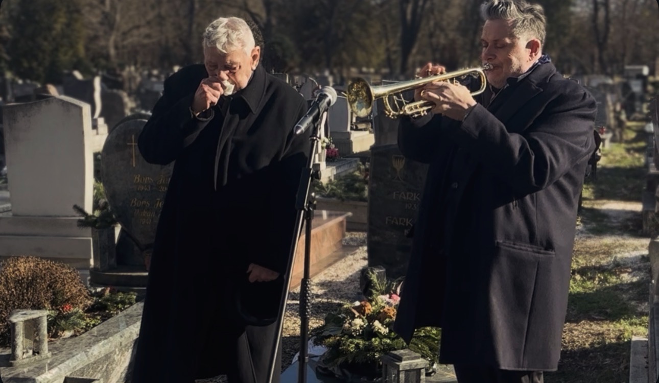 Szívbemarkoló: így teljesítette Galambos Lajos az utolsó kívánságát egy  elhunyt néninek a temetőben - Blikk