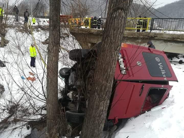 FOTO / Microbuz răsturnat într-o râpă, în Bacău. O persoană a murit și cinci au fost rănite