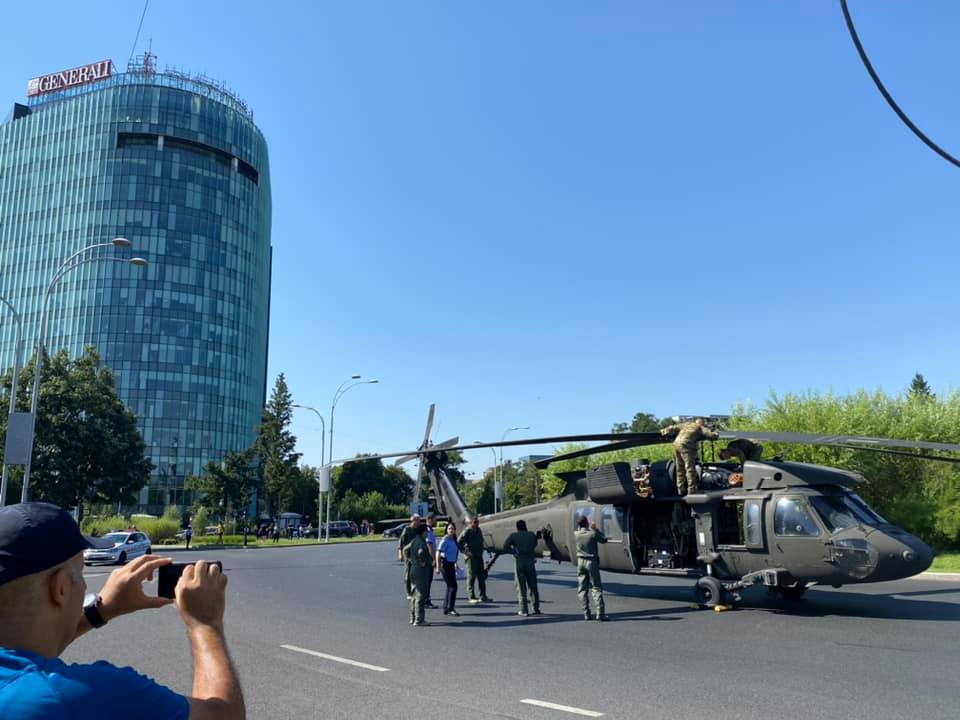 Un elicopter american a aterizat forțat în intersecția de la Aviatorilor și a doborât doi stâlpi. Martor: „Am crezut că e cutremur”