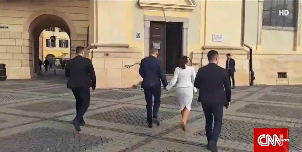 Ținutele purtate de Carmen Iohannis la slujba de Înviere și în prima zi de Paște Catolic. Detaliul care a atras atenția