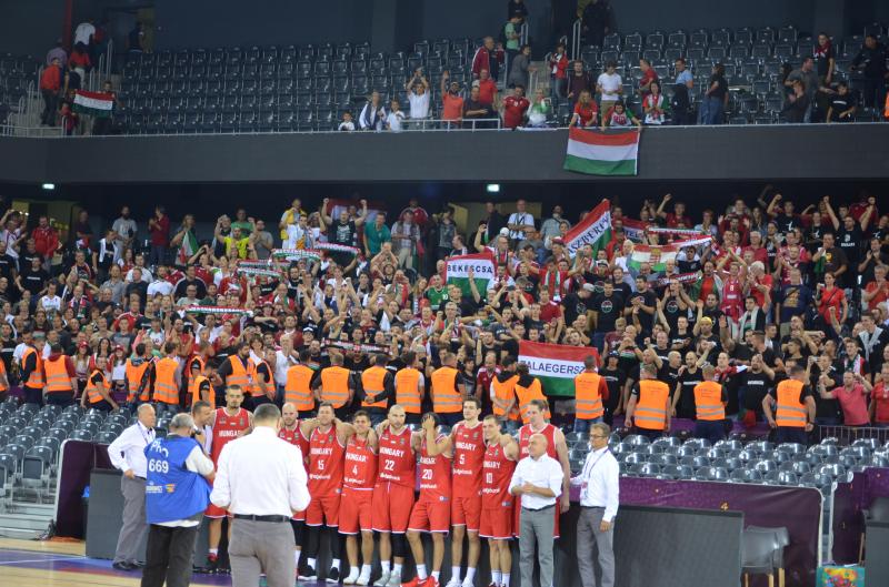 Drapel al Ungariei, ars la Cluj-Napoca de fanii români. Scandal înainte de meciul de calificare în optimile Eurobasket 2017 | VIDEO
