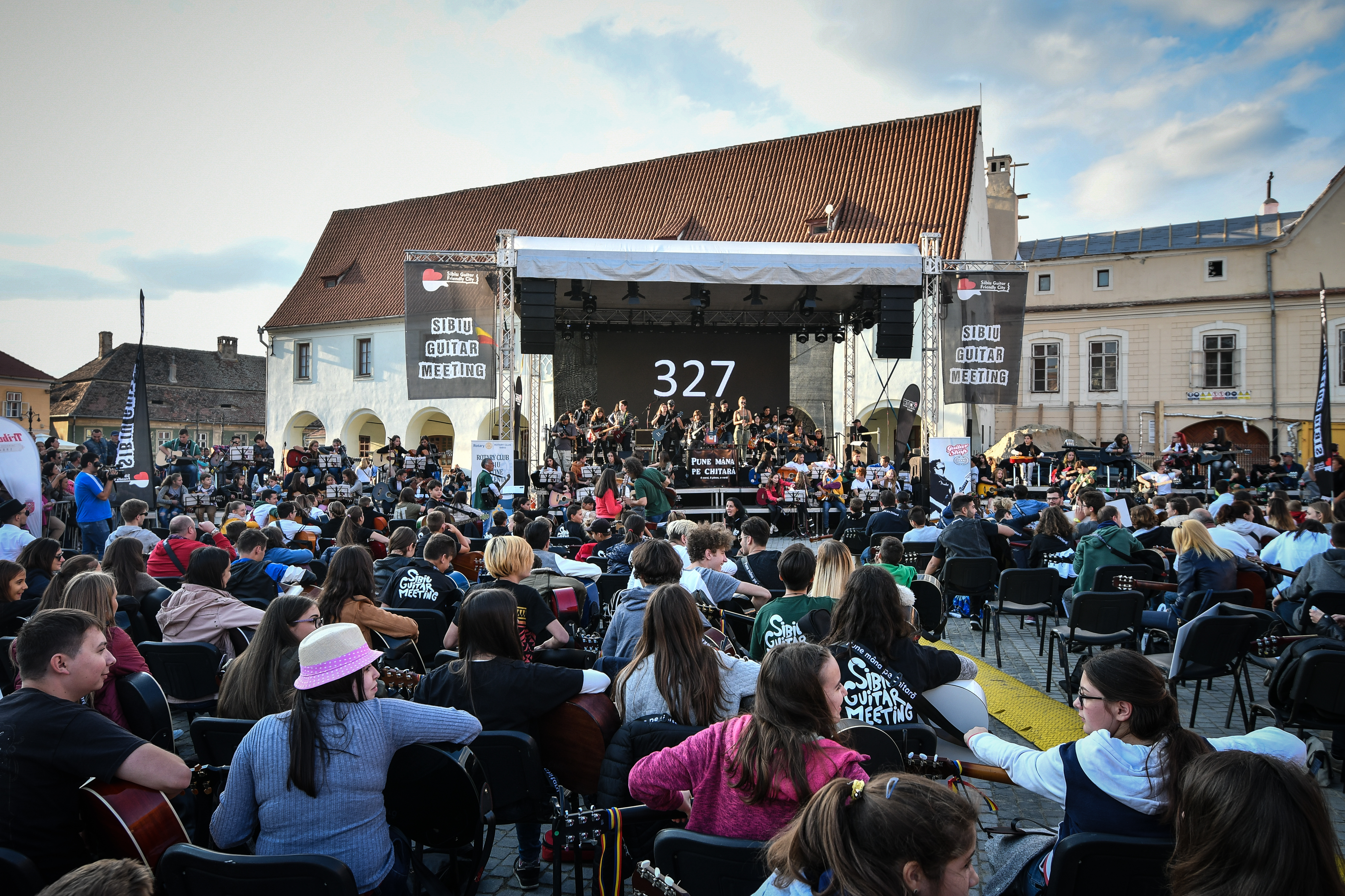 Sute de tineri şi-au acordat chitarele şi au cântat la unison la Sibiu FOTO&VIDEO