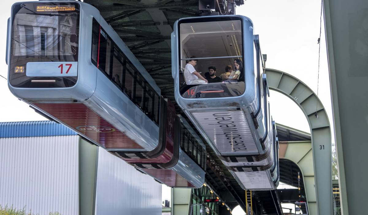 Cel mai vechi tren suspendat din lume are 125 de ani și transportă zilnic 80.000 de oameni peste un oraș din Germania. Un elefant a căzut din el și a supraviețuit