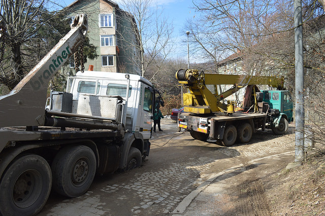 O stradă s-a surpat în Reșița. Două mașini de gunoi, „înghițite” de șosea