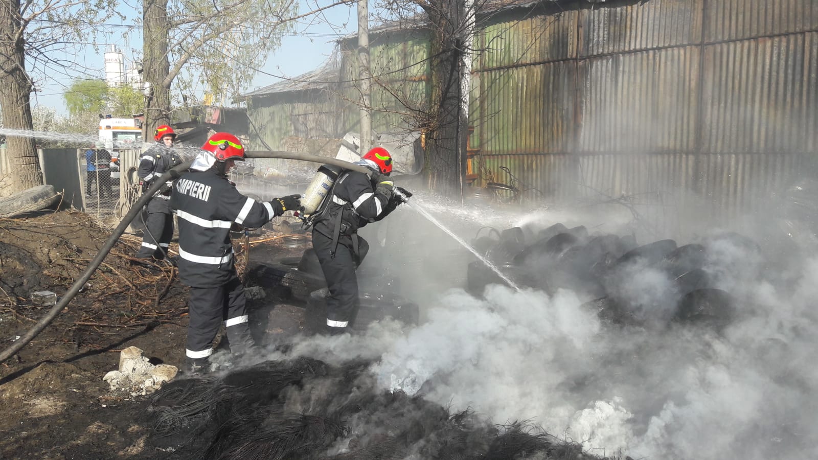Incendiu puternic la un depozit de anvelope din Măgurele, lângă Centura Capitalei (FOTO)