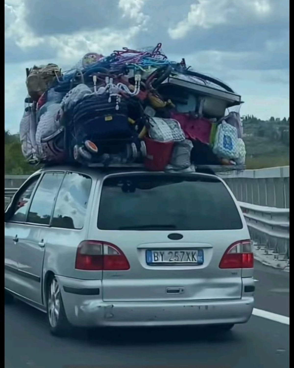 O mașină care a traversat Italia de la sud la nord a devenit virală pe rețelele sociale: „Nimeni n-a oprit-o”