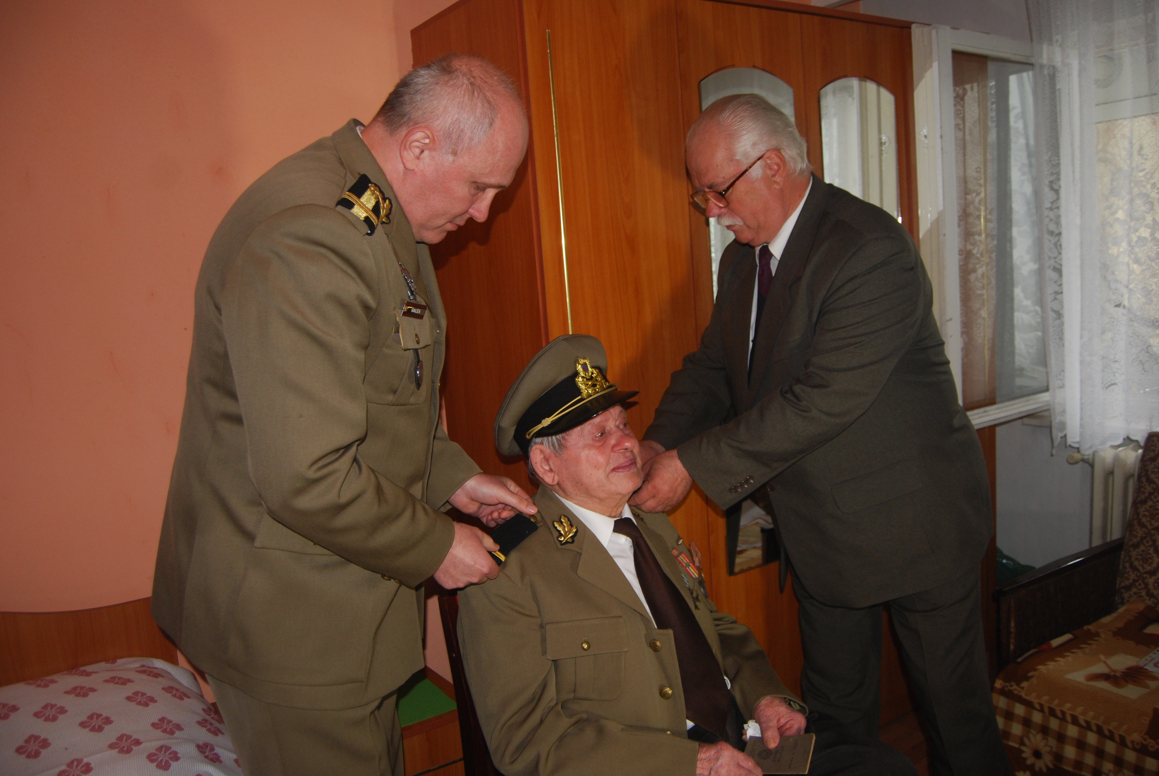 A luptat în cel de-al Doilea Război Mondial și a fost prizonier în lagărele rusești! Avansat la gradul de sublocotenent la 94 de ani! GALERIE FOTO