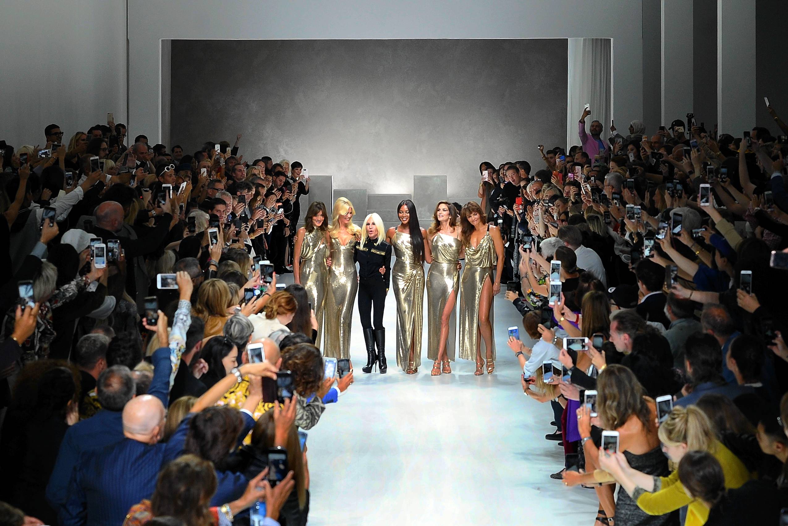 FOTO | Modele celebre ale anilor 90, din nou pe podium. Cum arată, după 20 de ani, Carla Bruni, Claudia Schiffer, Naomi Campbell și Cindy Crawford