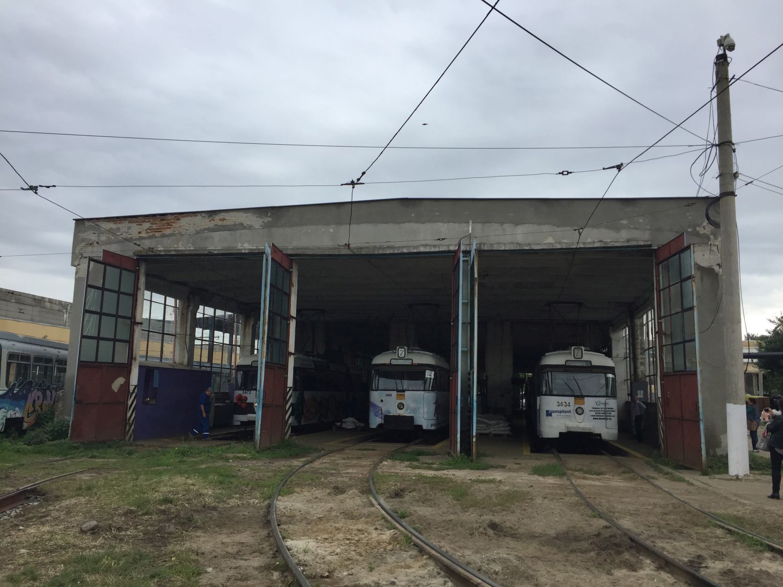ANCHETĂ/ Ștrand ca centru social și mulți șefi la Societatea de Transport Public Timișoara, în timp ce în tramvaie plouă peste călători - FOTO