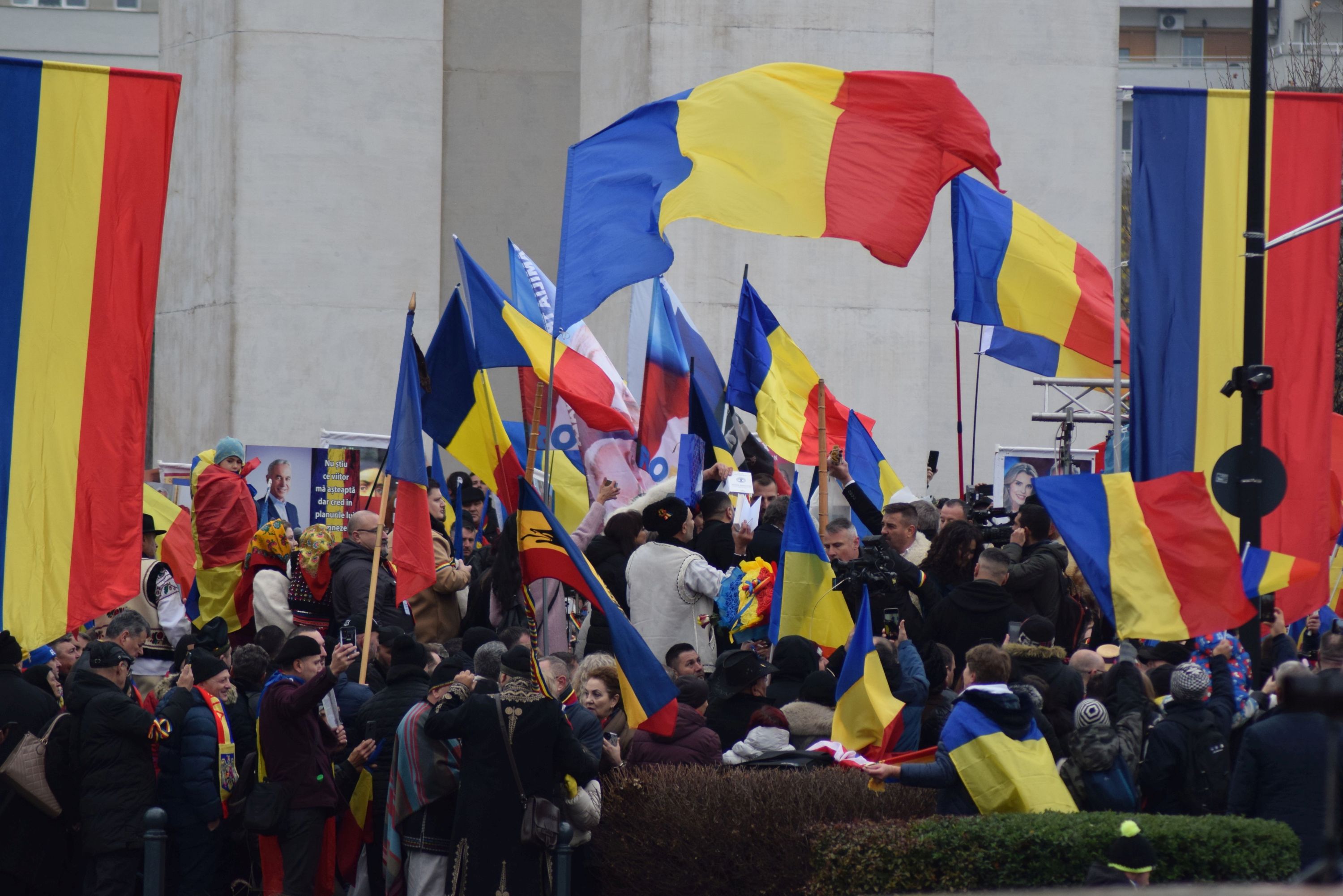 Ziua Națională în Suveranistan. Cum au ocupat Alba Iulia fanii lui Georgescu, Simion și Șoșoacă. Huiduieli fără precedent la intonarea imnului
