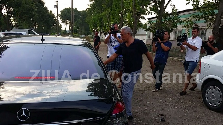 Giovani Becali nu s-a schimbat deloc în pușcărie. Imagini inedite cu fostul impresar, eliberat miercuri. Party cu mici și bere