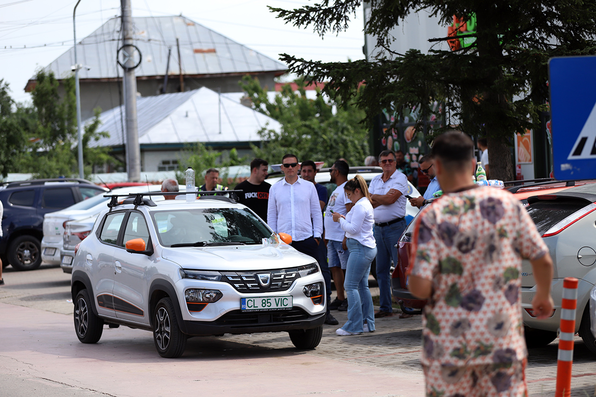 REPORTAJ Alegeri 2024 | Poliție, jandarmi și o bunică speriată de propria nepoată la Belciugatele: „M-a făcut în tot felul că am urcat în mașina primarului!”