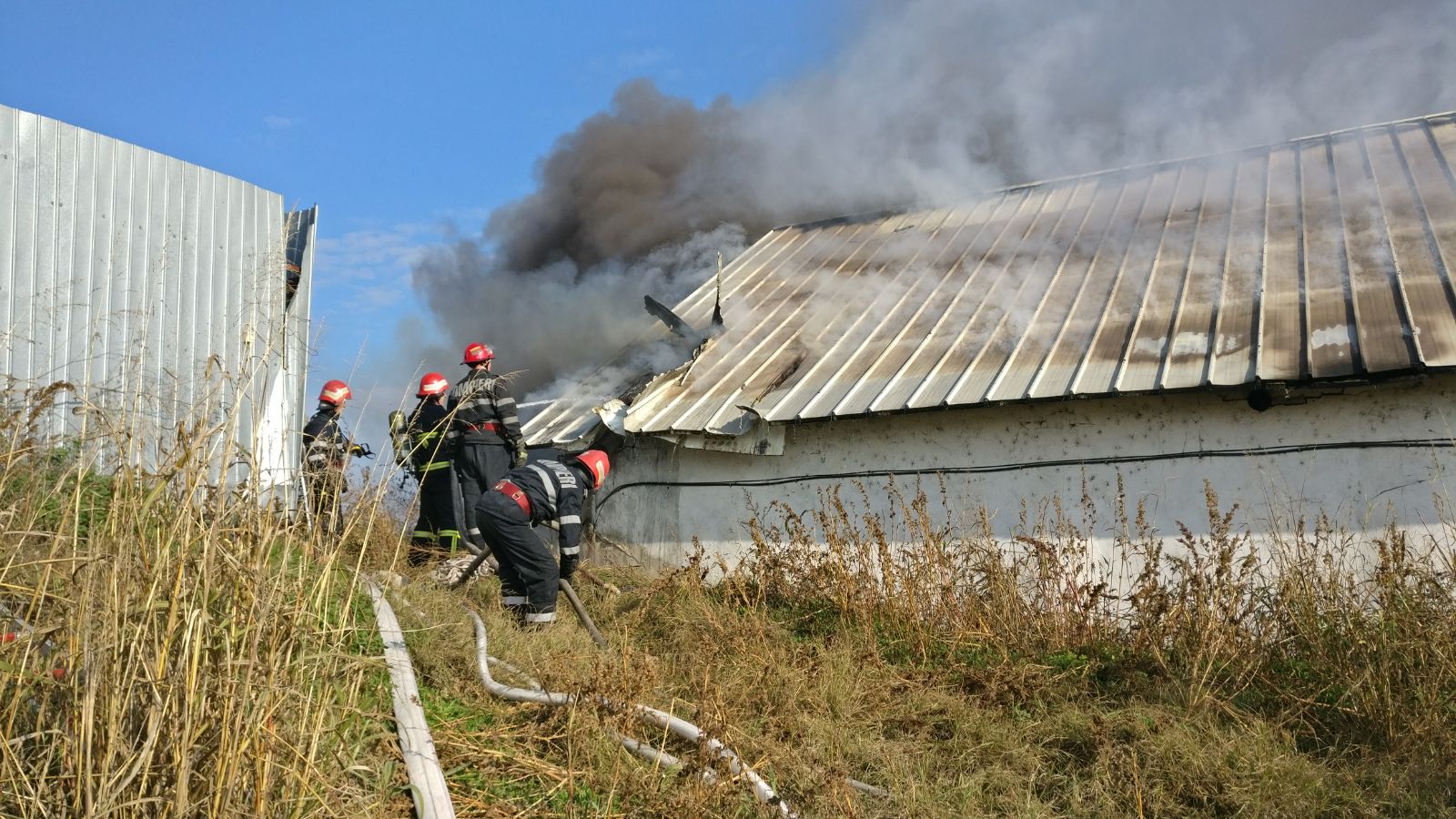 FOTO&VIDEO/ Incendiul de la un depozit de materiale plastice din Tulcea a pornit din cauza unor lucrări de sudare