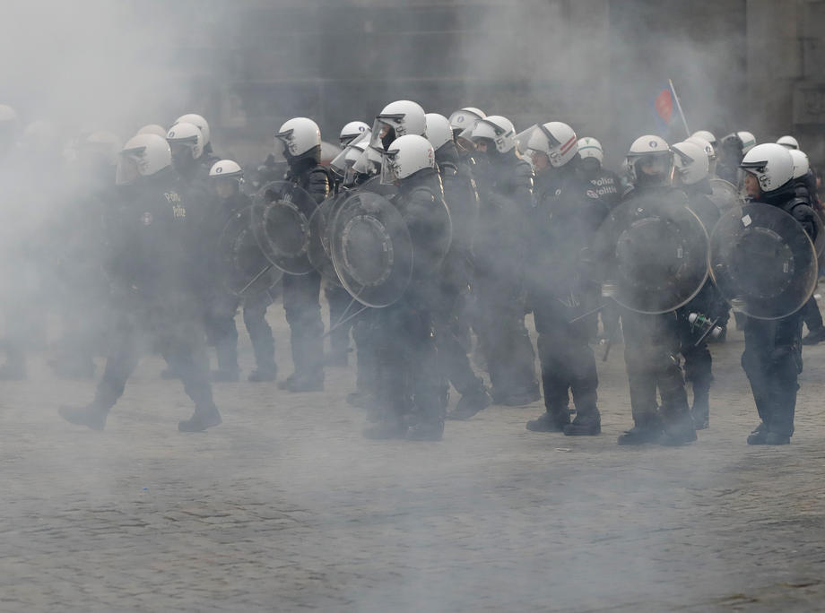 Proteste violente la Bruxelles, față de măsurile sanitare. Zeci de arestări în urma ciocnirilor dintre poliție și manifestanți