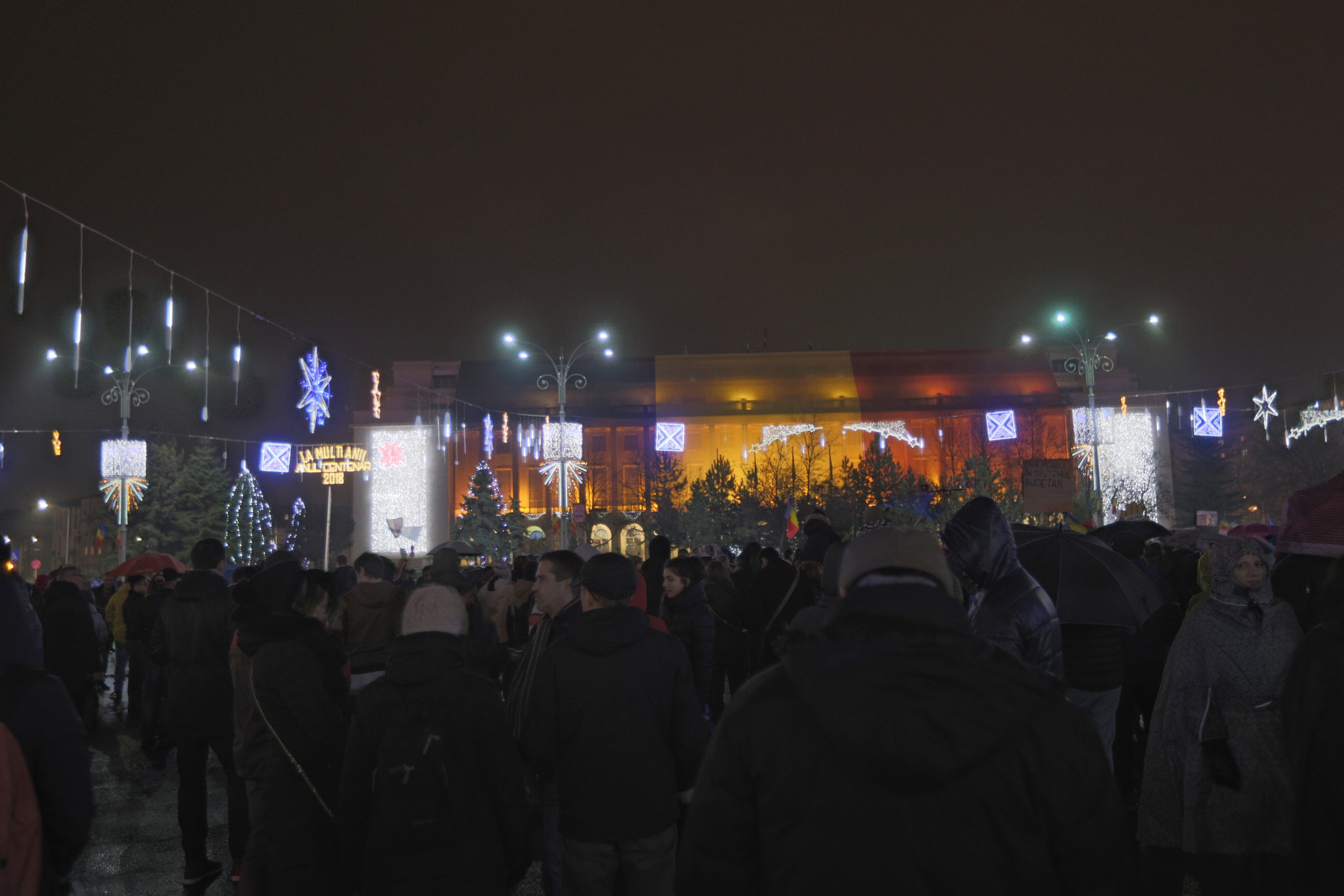 UPDATE. Protest în Piața Victoriei, de 1 Decembrie. Peste 2.000 de oameni s-au adunat la Guvern - VIDEO