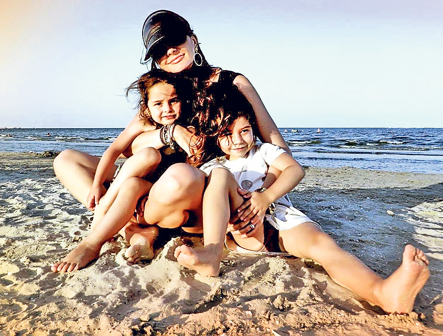 Imagini rare cu fetele lui Cristi Chivu și ale Adelinei. Natalia și Anastasia joacă fotbal în Milano