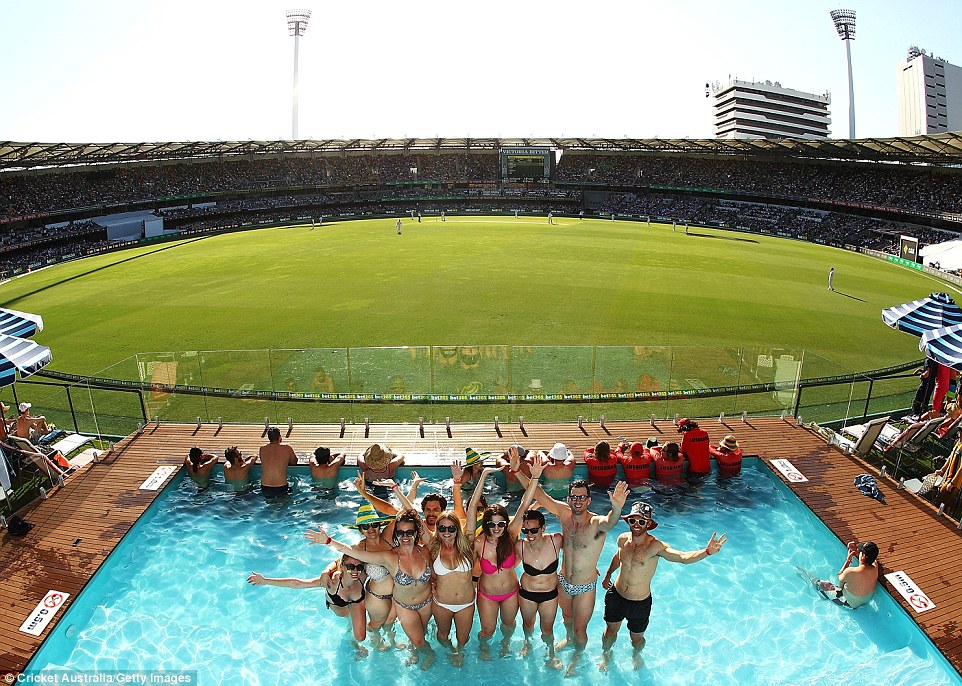 Australienii au construit stadion cu piscină. Nu mai știu cum să atragă spectatorii | GALERIE FOTO