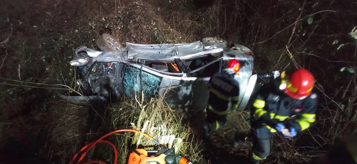 Șase adolescenți s-au răsturnat cu mașina condusă de un șofer de 19 ani la Hula Bradului, în Sibiu. Toți au ajuns răniți la spital