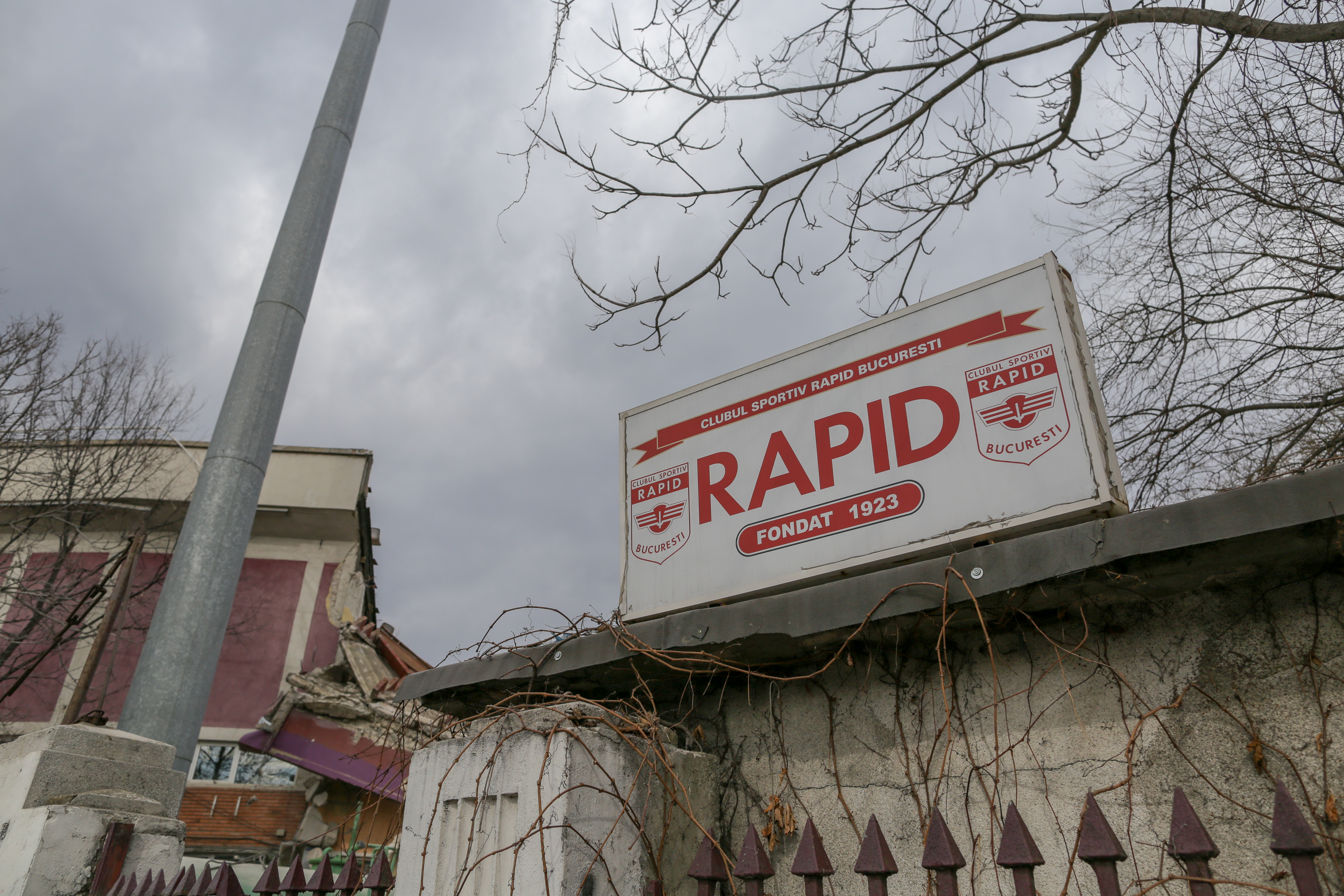 FOTO | Se dărâmă stadionul Giulești. A picat peluza dinspre Teatru!