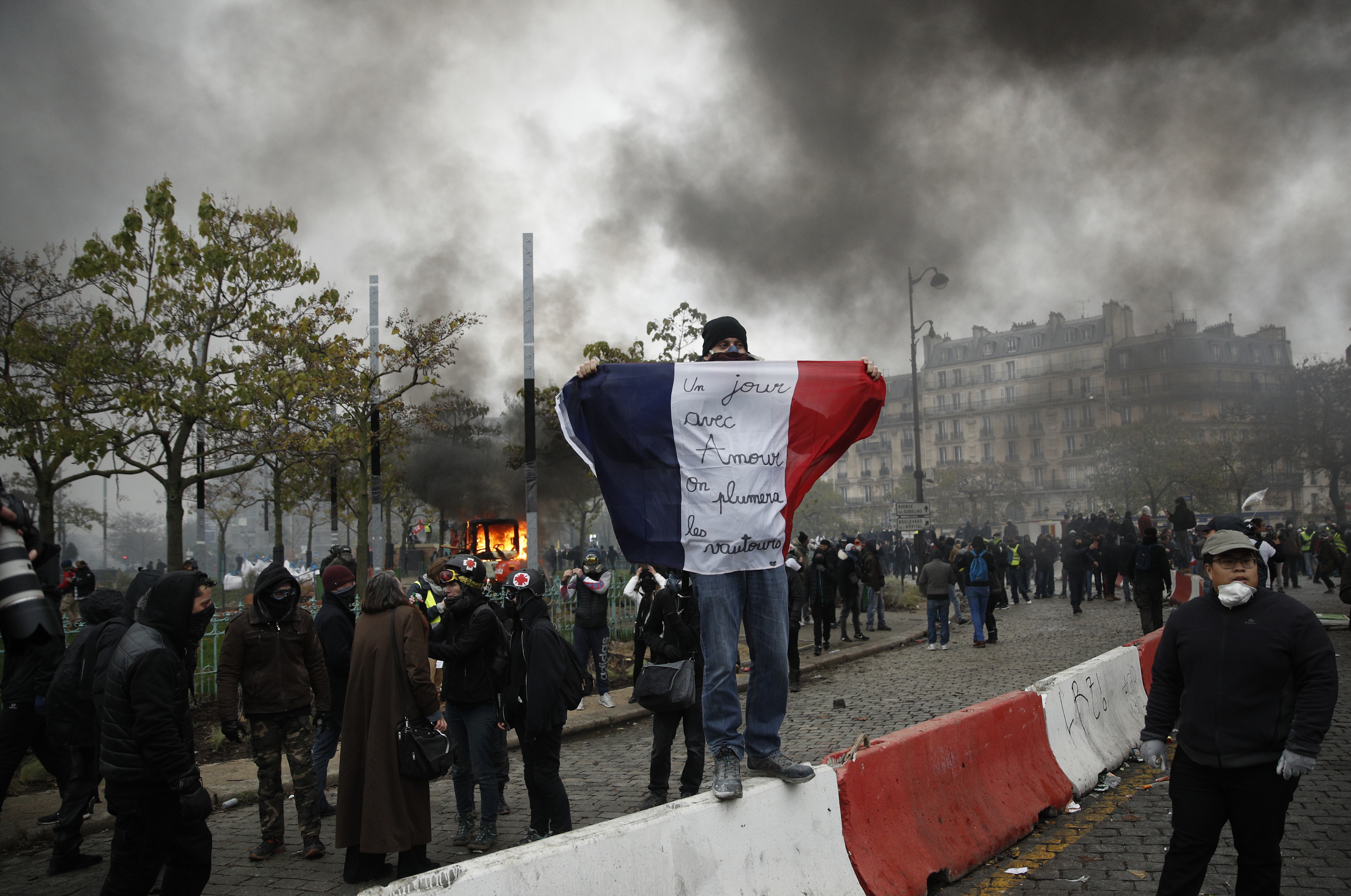 UPDATE | Noi violențe la Paris, la aniversarea unui an de la protestele „Vestelor Galbene”. Polițiștii au folosit gaze lacrimogene și au reținut peste 100 de persoane