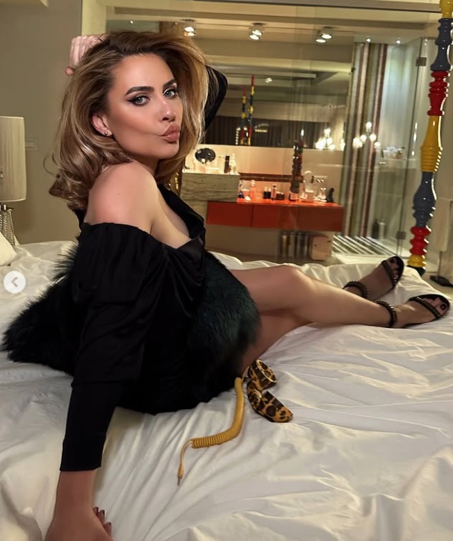 Imagini din casa Adinei Buzatu, care muncește de la 14 ani. Are un dormitor decorat extravagant, cu tapet, și un dressing spectaculos