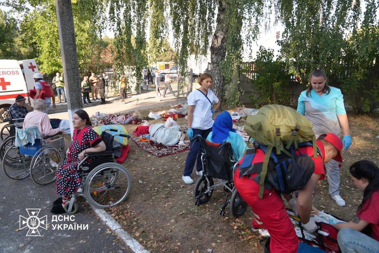 Rușii au lovit cu o bombă cu planare un azil din Sumî în care erau 221 de bătrâni. Un mort și 14 răniți